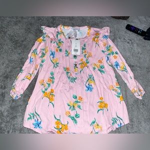 10/$25 Crown & Ivy shirt NWT size medium